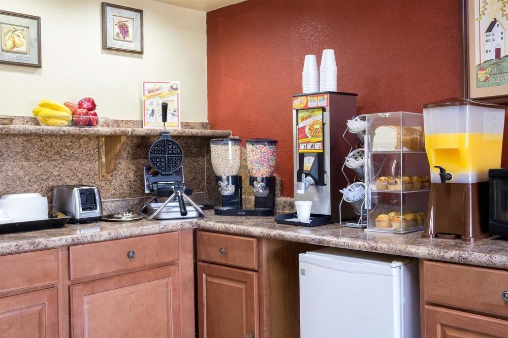 Econo Lodge Charlotte Airport Area Экстерьер фото