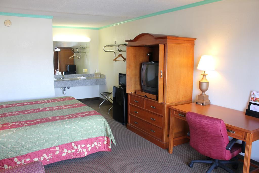 Econo Lodge Charlotte Airport Area Экстерьер фото