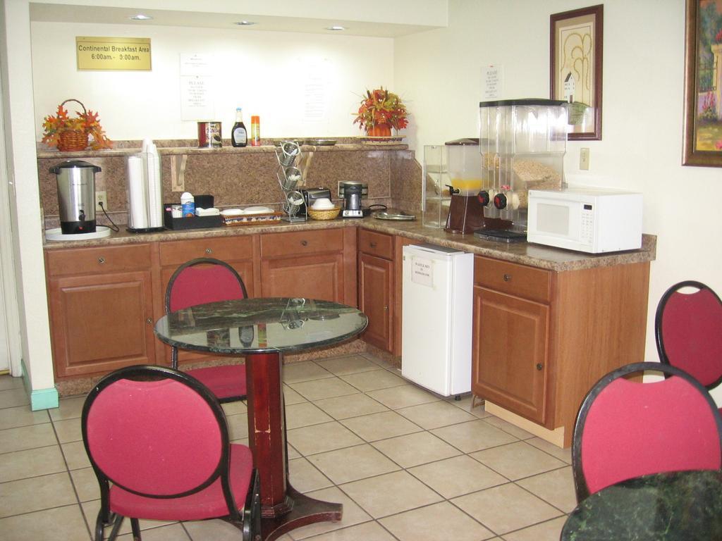 Econo Lodge Charlotte Airport Area Экстерьер фото