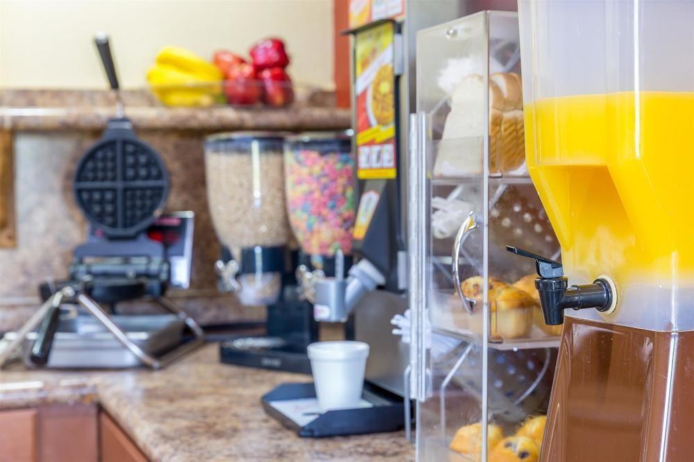 Econo Lodge Charlotte Airport Area Экстерьер фото